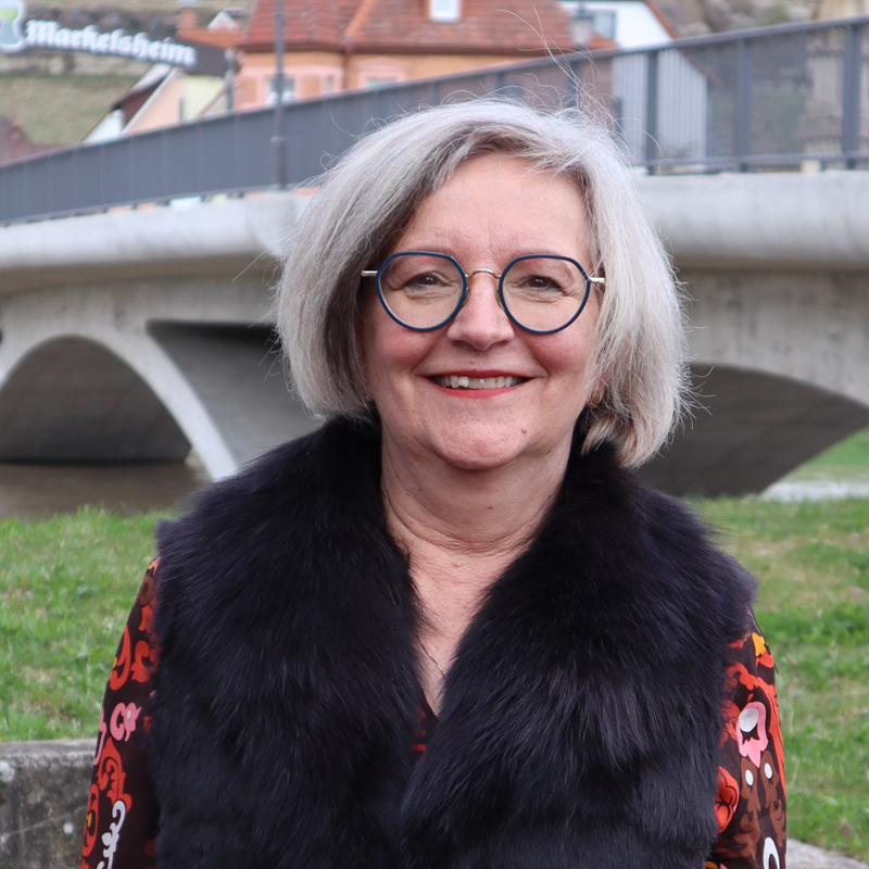 Dr. Bettina Vadokas